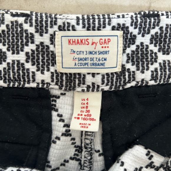 Gap Khaki shorts like new - Picture 3 of 3